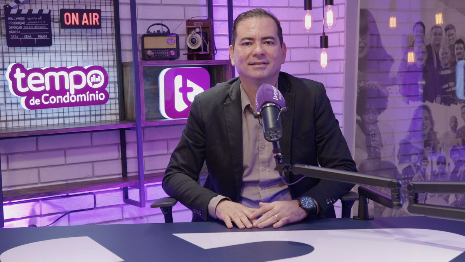 Apresentador no estúdio do Tempo de Condomínio