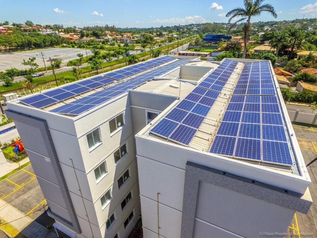 Condomínios com painéis solares no teto.